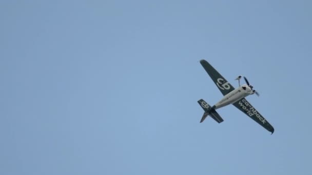 Sportflugzeug führt Stunts aus — Stockvideo