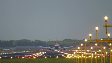 Yolcu uçağı indikten sonra taksicilik yapıyor.