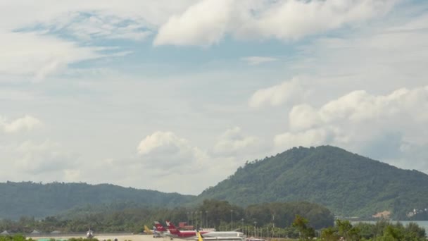 Start för dagtrafik med luftfartyg, Phuket — Stockvideo