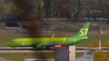 Yolcu uçağı havaalanına varmak üzere.