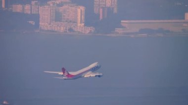 Hava nakliye gemisinin kalkış manzarası