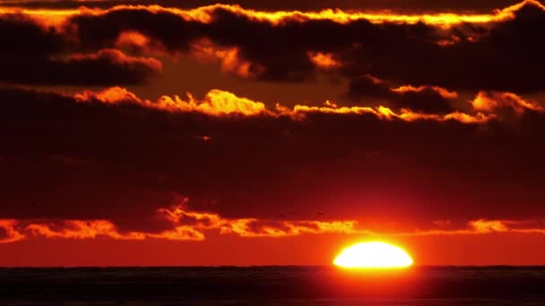 Puesta de sol completa sobre el horizonte del mar — Vídeos de Stock