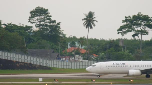 SilkAir Boeing skręca w kierunku pasa startowego — Wideo stockowe