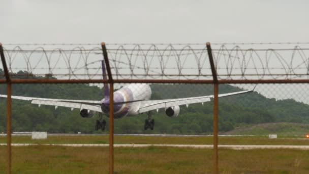 Задний вид посадки самолета, замедленная съемка — стоковое видео