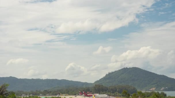 Timelapse del movimiento de aeronaves en el aeropuerto — Vídeos de Stock