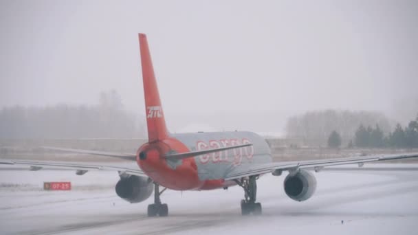 Avión de carga en una pista de invierno — Vídeos de Stock