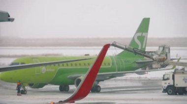 Uçak kanadı üzerinde buzlanma işlemi