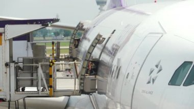 Ön taraftaki yakın plan uçak.