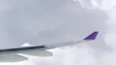 Bulutlarda uçak kanadı