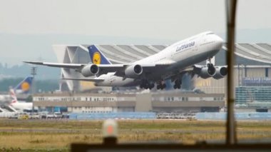 Yavaş çekim, uçak havalanıyor.