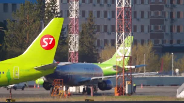 Passagerartrafik på flygplatsen — Stockvideo