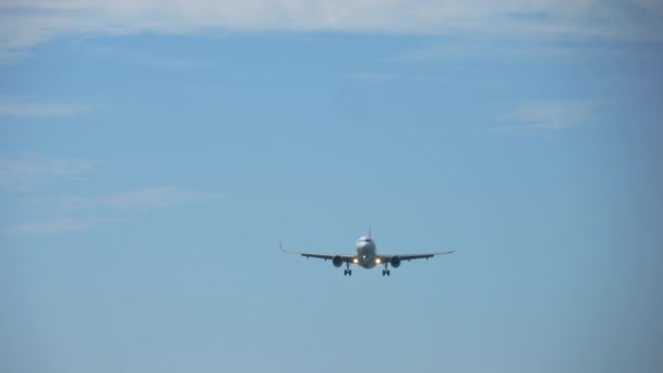 Passagierflugzeug fliegt zur Landung — Stockvideo