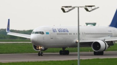 Astana Havayolları yolcu uçağı geldi.