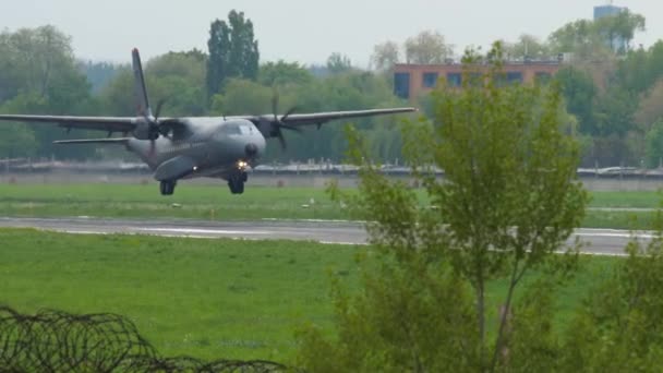 Militair vliegtuig op de luchthaven Almaty, Kazachstan — Stockvideo