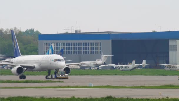 Air Astana preparing for departure — Vídeo de stock
