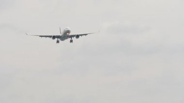 Uçak havaalanına varır.