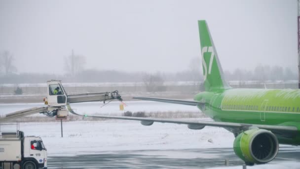 出発前の航空機防氷 — ストック動画