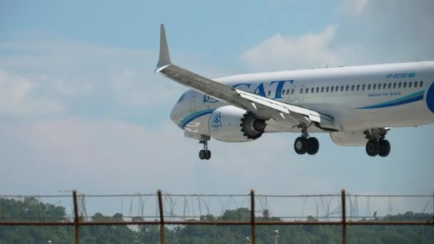 Boeing MAX SKAT compagnie aérienne arrive à l'aéroport — Video