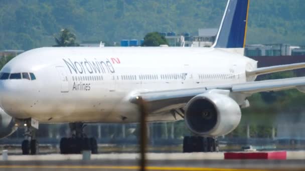 NordWind Airlines partida do aeroporto de Phuket. — Vídeo de Stock