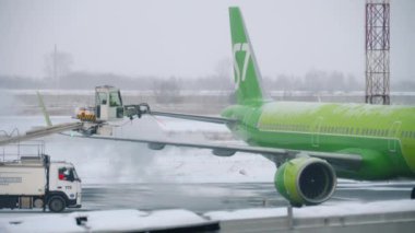 Uçuştan önce buzlanma önleyici