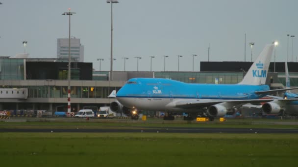 Boeing 747 KLM taxis at the terminal — Stockvideo