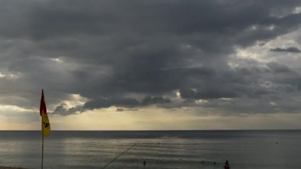 Deniz kıyısında fırtınalar kopuyor. Video Klip