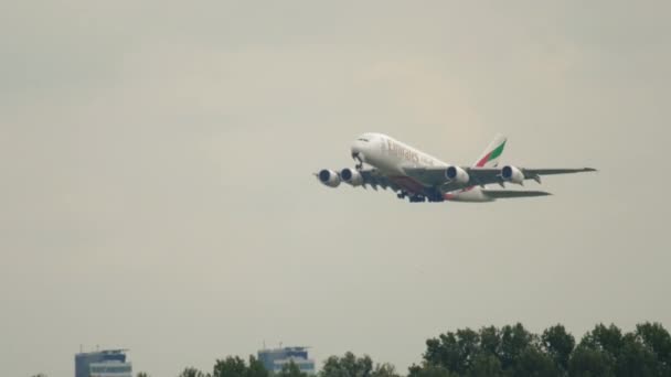 Emirates Airbus A380 взлетает — стоковое видео