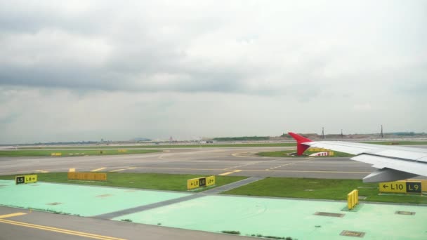 Vista em primeira pessoa do avião antes da partida — Vídeo de Stock