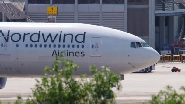 NordWind am Flughafen Phuket — Stockvideo