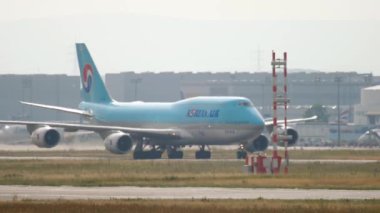 Kore Havaalanına varıyor.