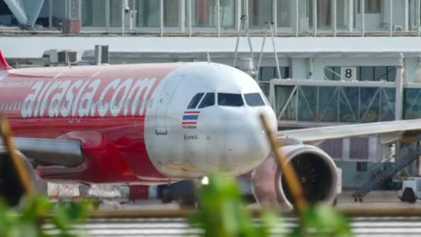 AirAsia taxiën naar de startbaan — Stockvideo