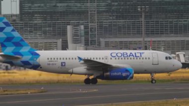 Cobalt Havayolları taksileri terminale.