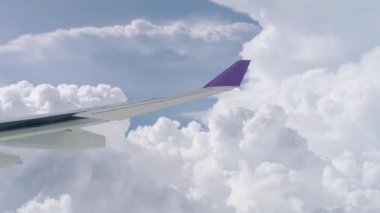 Bulutların arasında uçan uçak