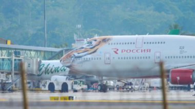 Uçak terminalden kalkışa geçiyor.