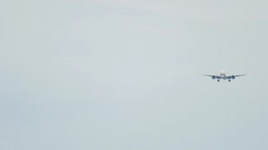 Yolcu uçağı binmeye hazır.