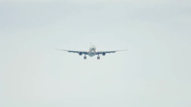 Yolcu uçağı gökyüzünde uçar.