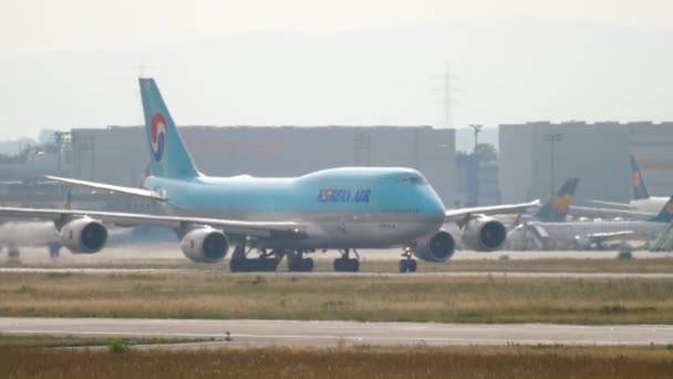 Koreanska Air taxiing på flygplatsen — Stockvideo