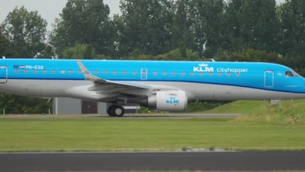 KLM tolva de la ciudad en el aeropuerto — Vídeo de stock