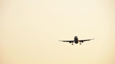 Gün batımında ya da gün doğumunda uçak silueti