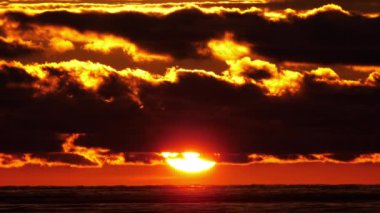 Güzel güneşli gün batımı bulutların arasında