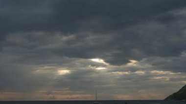 Okyanusun üzerinde kara fırtına bulutları