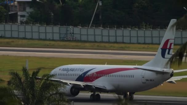 Malaysia Airlines набирает скорость и взлетает — стоковое видео
