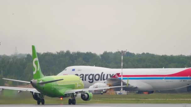 Letadlo S7 Airlines odlétá z letiště — Stock video