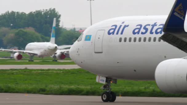 Boeing Air Astana на взлетно-посадочной полосе — стоковое видео