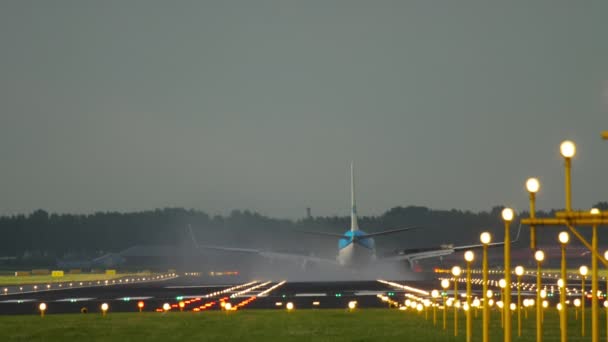 Bakifrån för flygplan som landar — Stockvideo