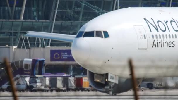 NordWind в международном аэропорту Пхукета — стоковое видео