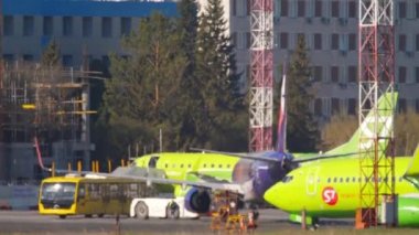 İnişten sonra S7 Airlines Boeing 'in taksisi