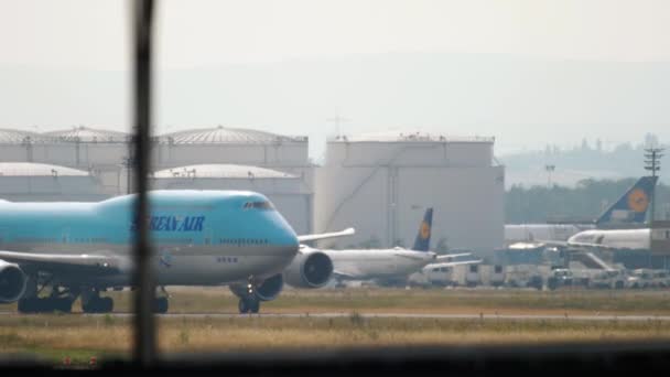 Taxi aerei coreani all'aeroporto internazionale di Francoforte — Video Stock