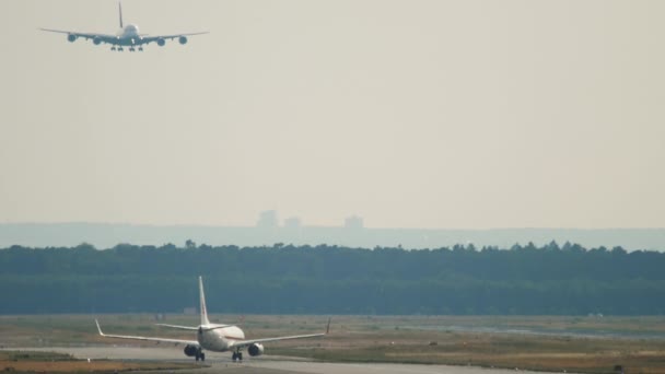 Verkehr am Frankfurter Flughafen — Stockvideo