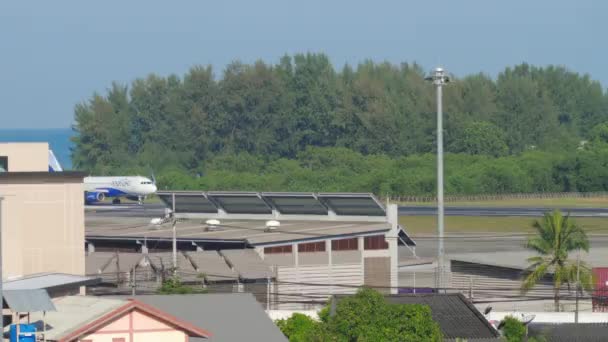Pesawat IndiGo Airlines berangkat dari Phuket — Stok Video